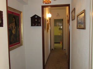 Pasillo con cuadros