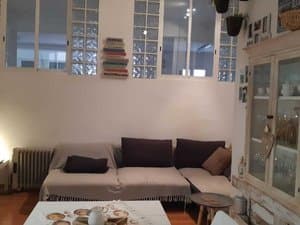 Salón con sofá rinconera y vitrina