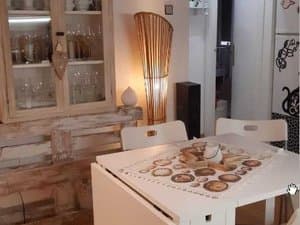 Comedor con mesa y vitrina de madera