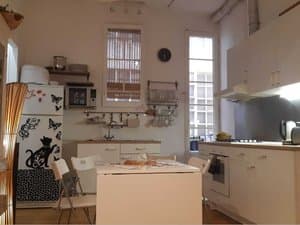 Cocina con isla y muebles blancos