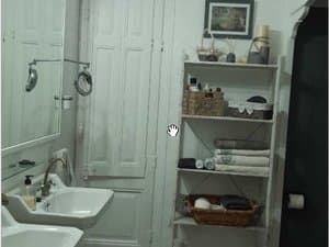 Baño con lavabo y estantería