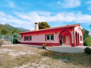 Chalet de una planta con porche de arcos