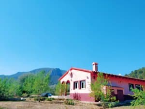 Chalet con montañas al fondo