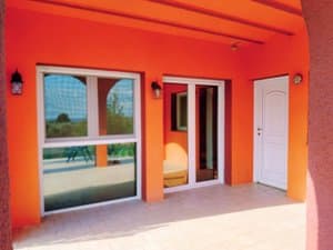Porche cubierto con puertas de entrada