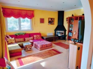 Salón con chimenea y sofá