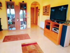 Salón con mueble de televisión