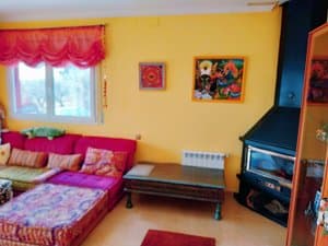 Salón con chimenea y cuadros