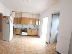 Cocina comedor con frigorífico y muebles de madera