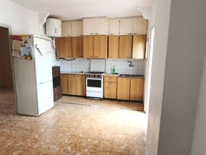 Cocina con cocina de gas y termo