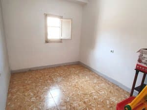 Dormitorio vacío con ventana