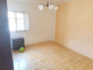 Dormitorio con cómoda y lámpara