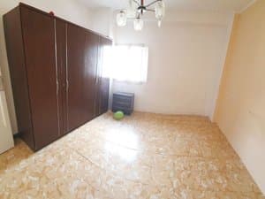 Dormitorio con armario grande