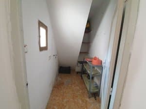 Pasillo con estantería