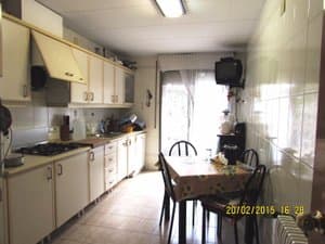 Cocina alargada con mesa de comedor
