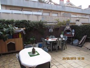 Terraza con mesas y barbacoa