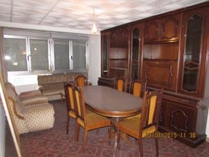 Comedor con mesa ovalada y aparador de madera