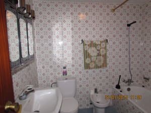 Baño con bañera, lavabo e inodoro