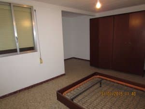 Dormitorio con somier y armario