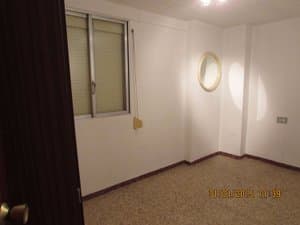 Dormitorio vacío con ventana y espejo