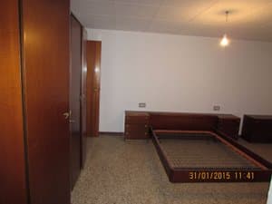 Dormitorio con somier y cómoda