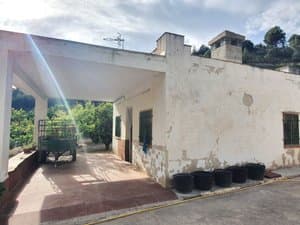 Porche cubierto junto a la casa