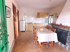 Cocina comedor con mesa y chimenea