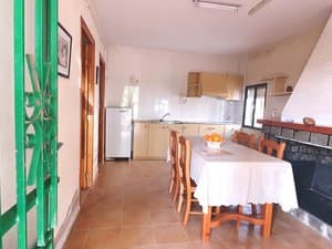 Cocina con frigorífico y mesa