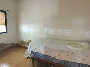 Dormitorio con cama y ventana