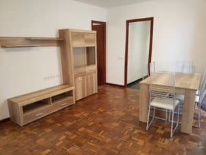 Comedor con mueble de televisión y mesa