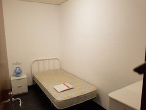 Dormitorio individual con cama