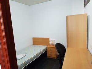Dormitorio con cama y escritorio