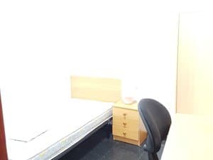 Dormitorio con escritorio y silla