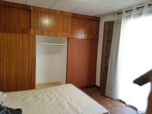Dormitorio de matrimonio con armario empotrado