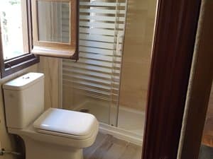 Baño con ducha e inodoro