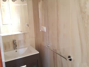 Baño con lavabo sobre mueble