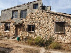 Casa de piedra con ventanas de madera