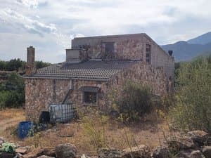 Casa de piedra entre la vegetación