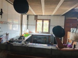 Cocina con ventana y utensilios