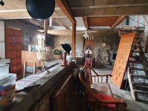 Estancia con barra y escalera