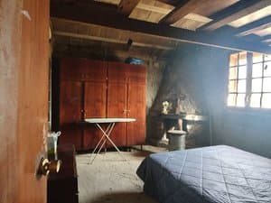 Dormitorio con armario y cama