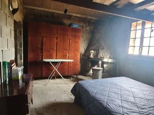 Dormitorio con chimenea y cama