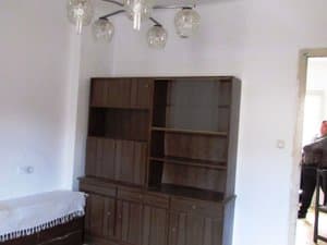 Estancia con mueble de madera