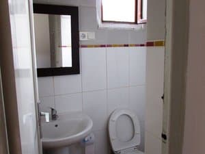 Baño con lavabo e inodoro