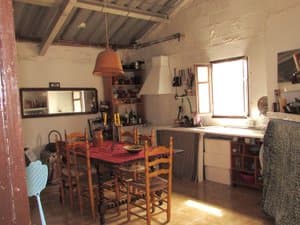 Sala con mesa, cocina y ventana
