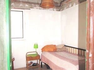 Dormitorio con cama y mesita