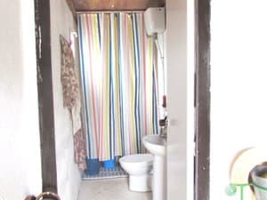 Baño con cortina de rayas