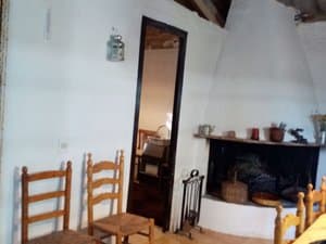 Sala con chimenea y sillas