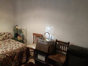 Dormitorio con cama y estufa
