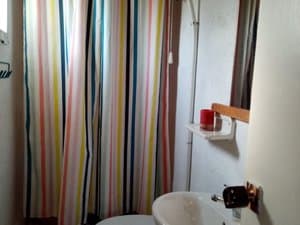 Baño con lavabo