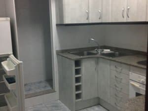 Cocina con fregadero y frigorífico